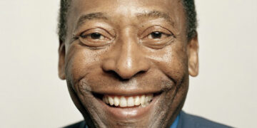 Pelé recebe alta após dois dias internado em São Paulo