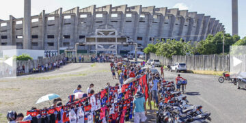 Altos e Flamengo: torcedores enfrentam longa fila no Albertão por ingresso