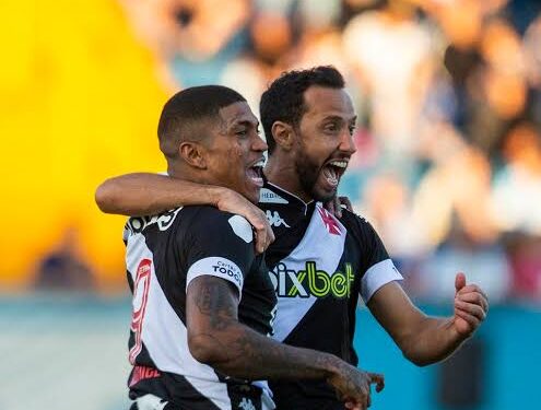 Vasco vence Operário com festa da torcida e encosta no líder Cruzeiro