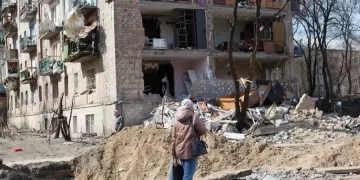 Ucrânia acusa Rússia de bombardear shopping center lotado
