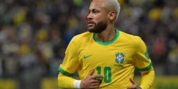 Neymar deixa treino mais cedo e vira dúvida na seleção