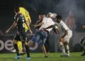 Torcedor do Santos invade campo e agride goleiro Cássio