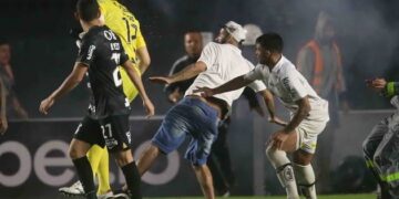 Torcedor do Santos invade campo e agride goleiro Cássio