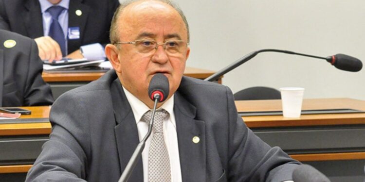 Deputado Júlio César apresenta projeto que reduz gasolina para R$ 5,00