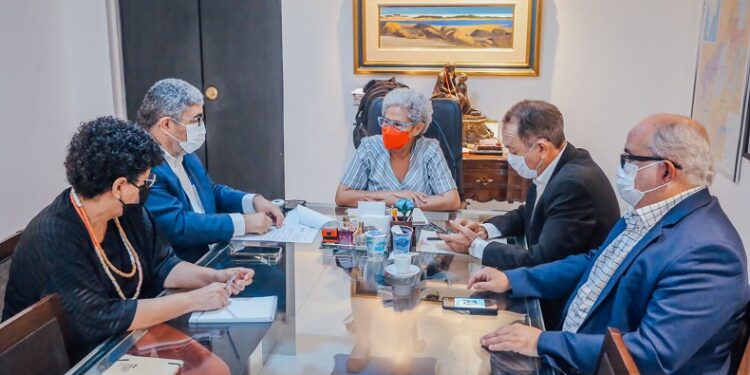 Governadora anuncia redução do ICMS sobre combustíveis e energia para 18% no Piauí