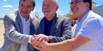 Presidenciável Lula desembarca no aeroporto de Teresina