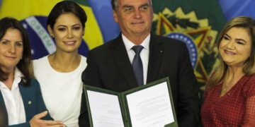 Bolsonaro sanciona piso salarial de R$ 4,7 mil para enfermeiros