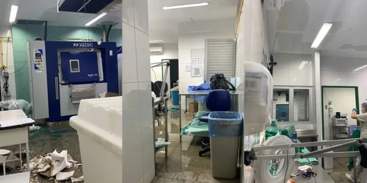 Parte do teto do Hospital de Urgência de Teresina desaba