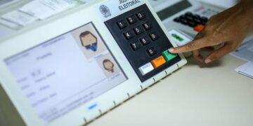Eleitor que se recusar a entregar celular a mesário não poderá votar, afirma TSE