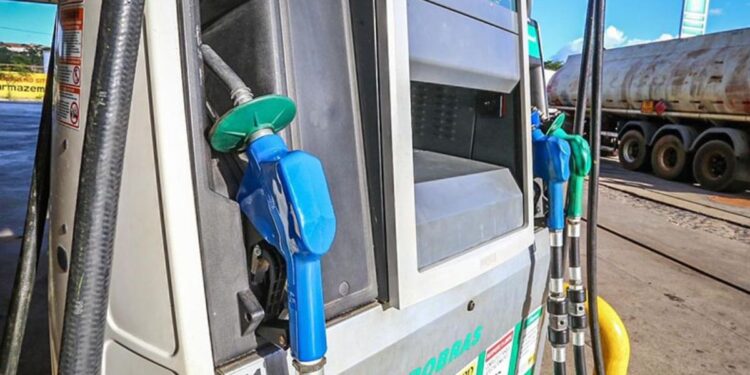 Petrobras anuncia redução de 7% no preço do litro da gasolina nas refinarias