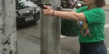Carla Zambelli saca arma e aponta para homem em São Paulo