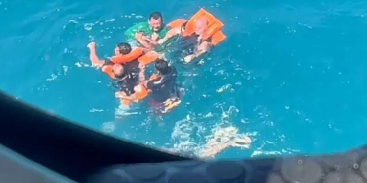 Piauienses são resgatados de naufrágio após 8 horas em alto mar no Maranhão