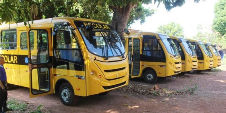 Prefeitura de José de Freitas entrega duas vans e cinco ônibus para educação