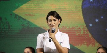Michelle desmente imprensa nacional e diz que Bolsonaro não foi internado