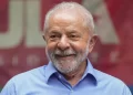 Lula diz que está bem após retirada de lesão na garganta