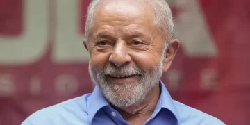 Lula diz que está bem após retirada de lesão na garganta