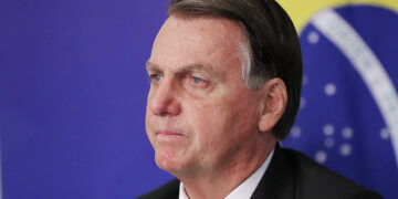 Bolsonaro cogita sair do país para não passar faixa para Lula