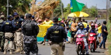 Apoiadores de Bolsonaro mantêm bloqueio na ponte da Tabuleta em Teresina