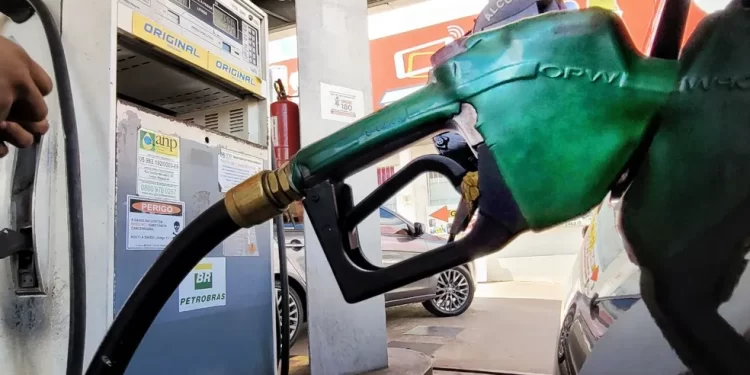 Gasolina sobe pela 6ª semana seguida, mesmo sem reajuste da Petrobras