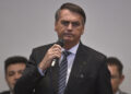 Bolsonaro deve viajar aos EUA e não passará faixa presidencial para Lula