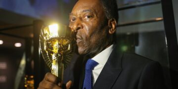 Estado de saúde de Pelé melhora, mas ainda não há previsão de alta