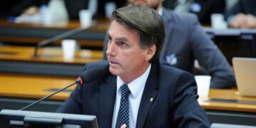 Arthur Lira concede a Bolsonaro aposentadoria parlamentar de R$ 30 mil