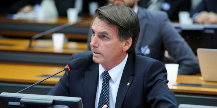 Arthur Lira concede a Bolsonaro aposentadoria parlamentar de R$ 30 mil