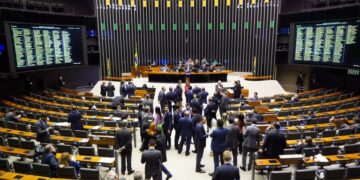 Câmara aprova em 1° turno PEC que garante Bolsa Família de R$ 600