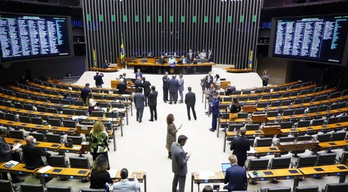 Câmara aprova aumento do salário dos deputados e de Lula
