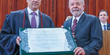 Lula é diplomado pelo TSE, chora e diz que povo reconquistou a democracia