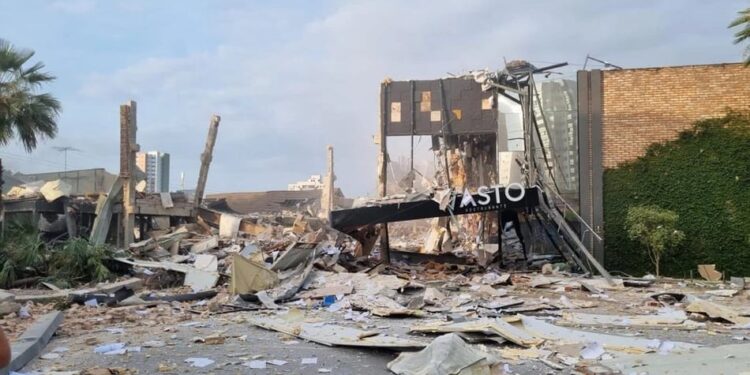 Restaurante Vasto explode e fica totalmente destruído em Teresina