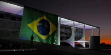 Deputado do PT propõe fim do uso político da bandeira do Brasil