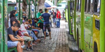 Motoristas e cobradores de ônibus paralisam atividades em Teresina