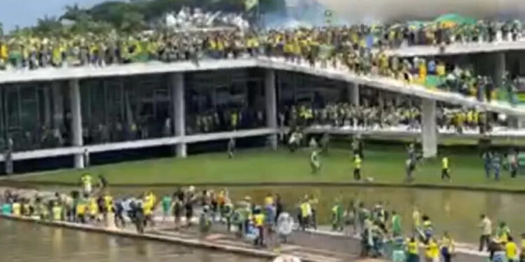 Bolsonaristas invadem prédio do Congresso Nacional em Brasília