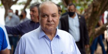 Governador afastado do DF é alvo de busca e apreensão da PF