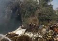 Avião cai no Nepal, deixa 68 mortos e provoca estragos em cidade