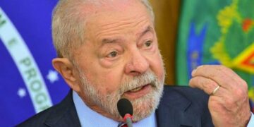Lula proíbe uso de celulares no gabinete presidencial