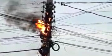 Curto-circuito provoca incêndio em um poste no centro de José de Freitas