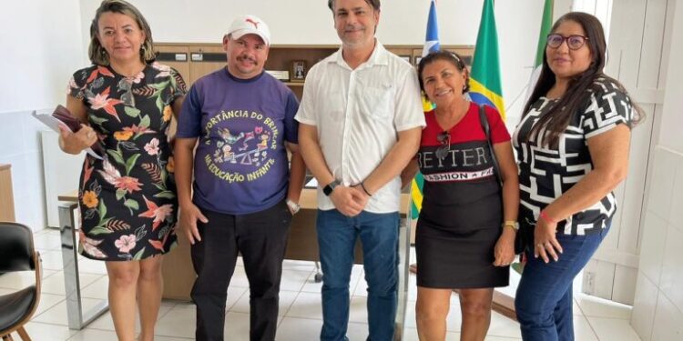 Prefeito de José de Freitas recebe educadores para dialogar sobre rateio do Fundeb