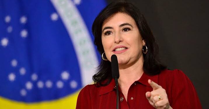 Simone Tebet assume ministério e diz que pobres serão prioridade