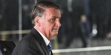 Bolsonaro deve passar por procedimento cirúrgico quando retornar ao Brasil