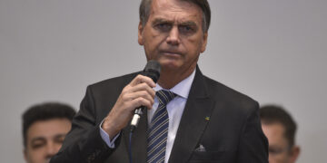 Bolsonaro é internado nos EUA com fortes dores abdominais, diz jornal