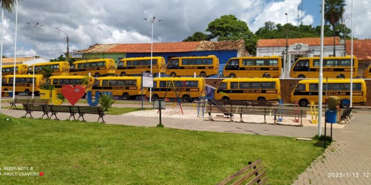 Prefeito Roger Linhares entrega 20 ônibus escolares para a população de José de Freitas