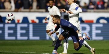 Neymar torce tornozelo e deixa campo chorando