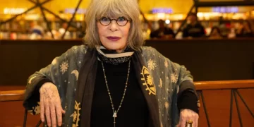 Cantora Rita Lee é internada no Hospital Albert Einstein