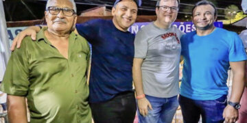Ferdinand Freitas participa do Zé Pereira ao lado de amigos e lideranças politicas do município
