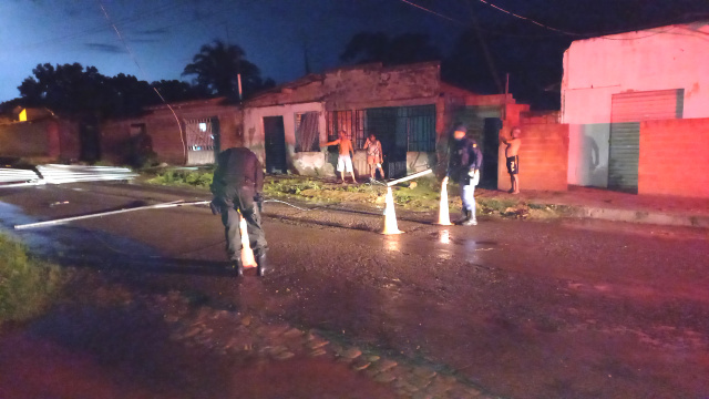 Ventania durante chuva causa estragos e prejuízo em José de Freitas