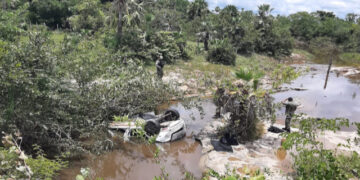 Carro é abandonado após cair em rio na PI-113 em José de Freitas