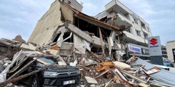 Terremoto de magnitude 7,8 deixa mais de 1500 mortos na Turquia e na Síria