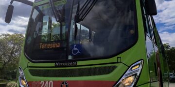 Motoristas e cobradores de ônibus paralisam atividades em Teresina